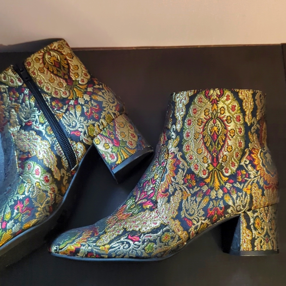 Unisa Tapestry Gold Ankle Booties Block Heel Pointy Toe Size 7.5 Statement Shoe